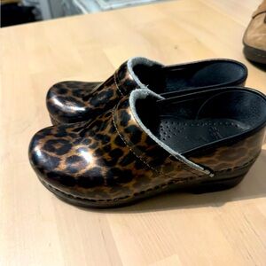 Dansko clogs sz 5.5 or 36 (C02)